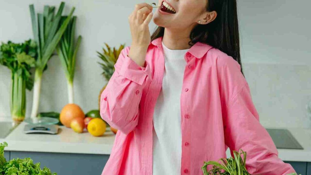 mujer comiendo frutas y verduras